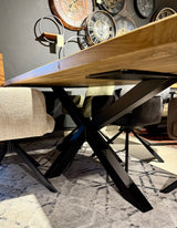 Esstisch Riga Alteiche massiv 240 cm in 4 cm Dicke Holz Lack mit Y Spider Metall Gestell schwarz Einzelstück