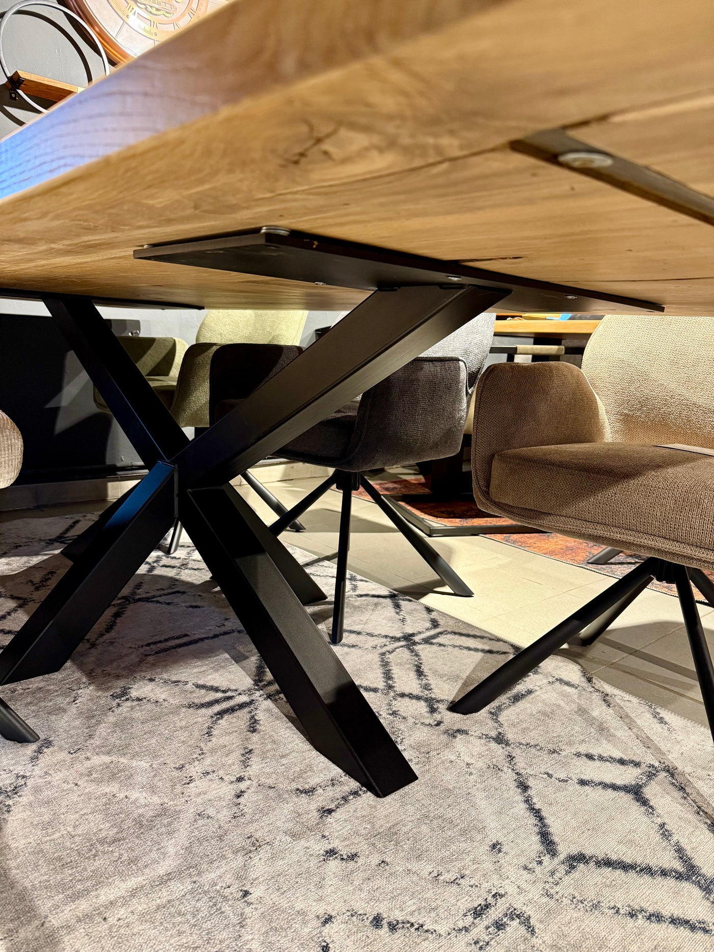Esstisch Riga Alteiche massiv 240 cm in 4 cm Dicke Holz Lack mit Y Spider Metall Gestell schwarz Einzelstück