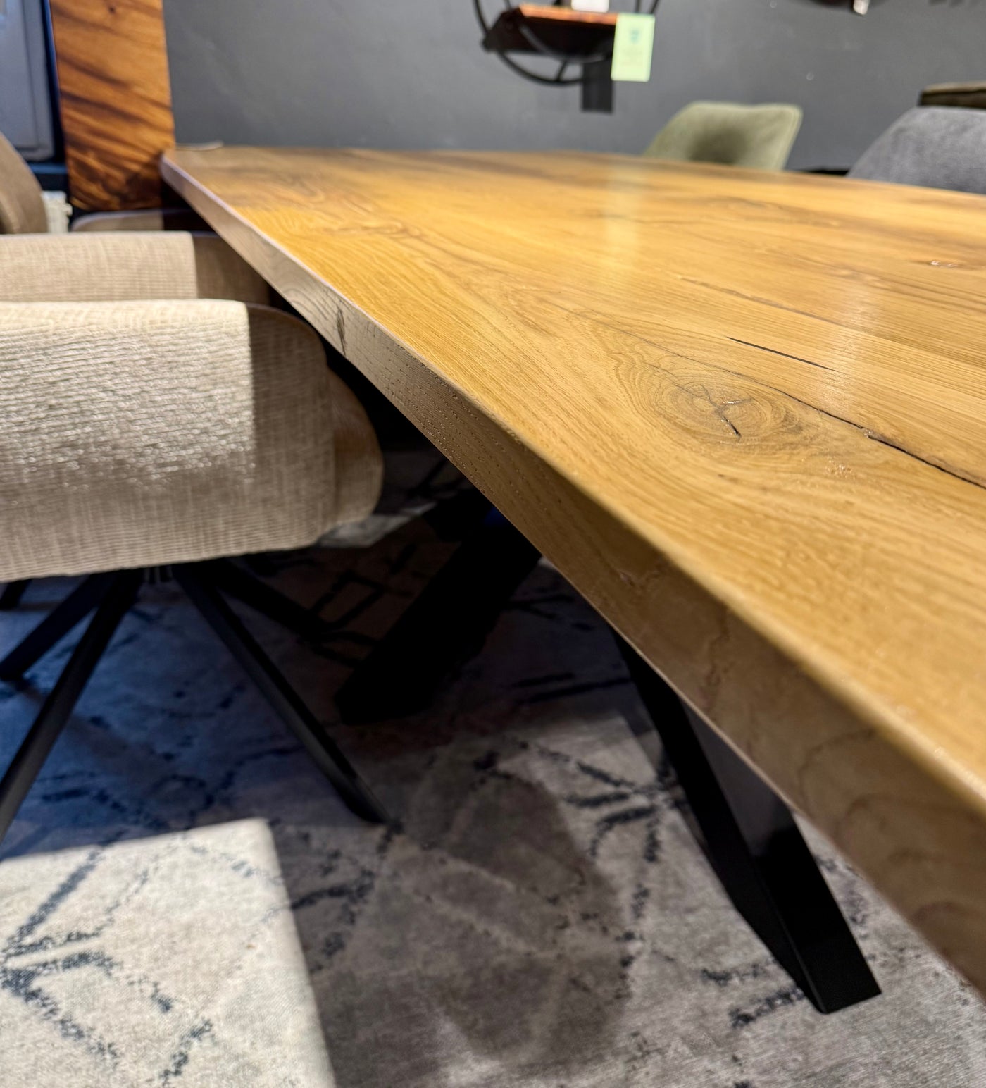 Esstisch Riga Alteiche massiv 240 cm in 4 cm Dicke Holz Lack mit Y Spider Metall Gestell schwarz Einzelstück