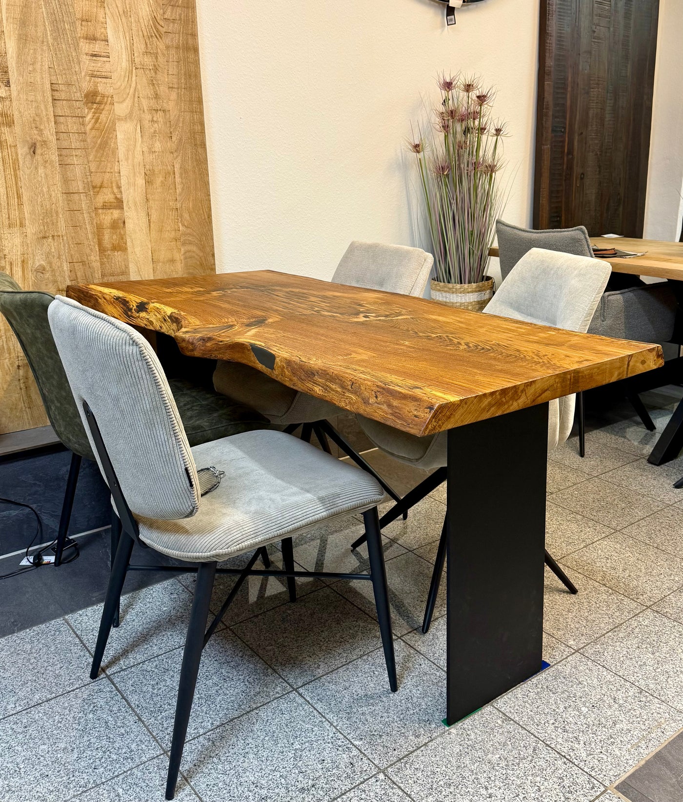 Epoxidharz Baumkante Esstisch Wildeiche 160 cm mit Gestell Wange