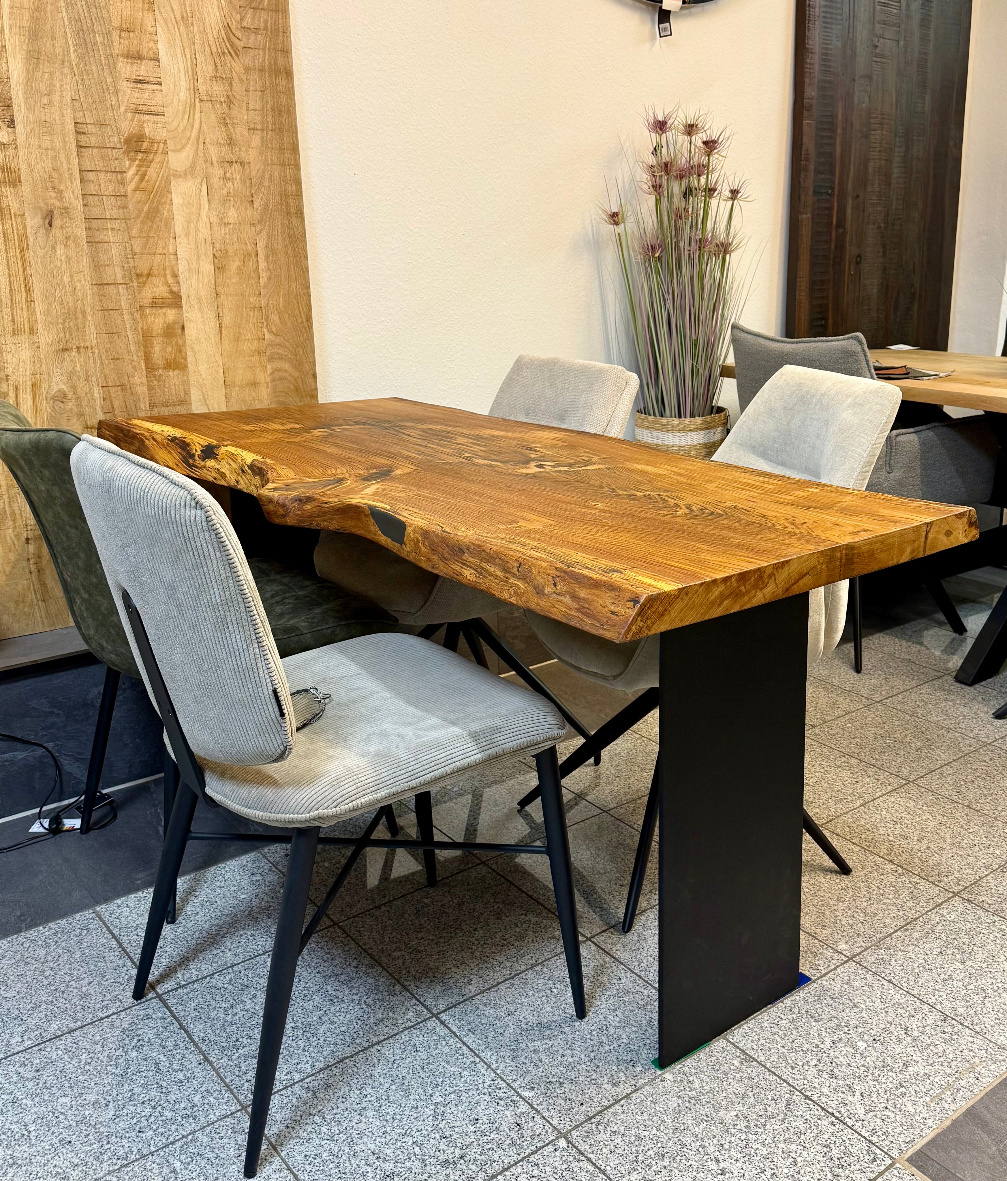 Epoxidharz Baumkante Esstisch Wildeiche 160 cm mit Gestell Wange