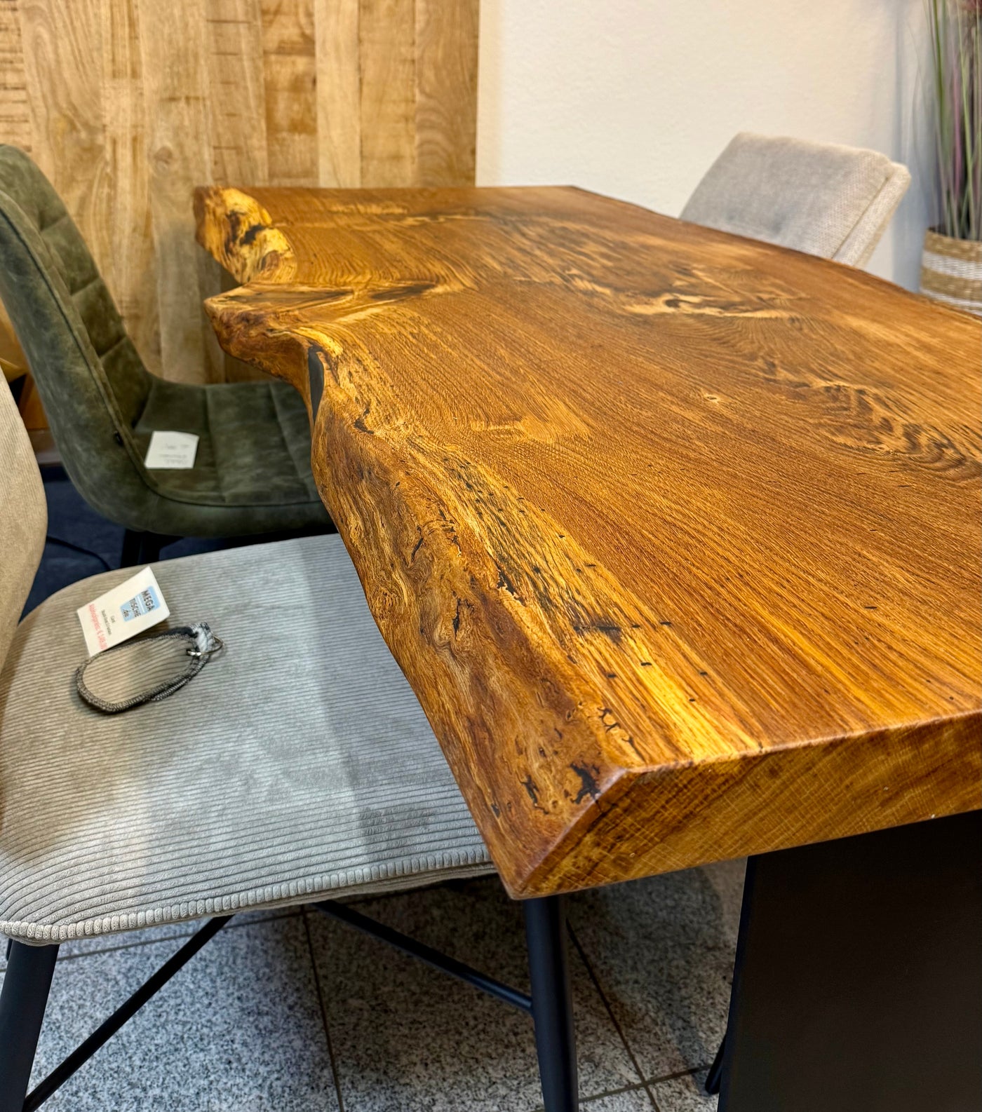 Epoxidharz Baumkante Esstisch Wildeiche 160 cm mit Gestell Wange