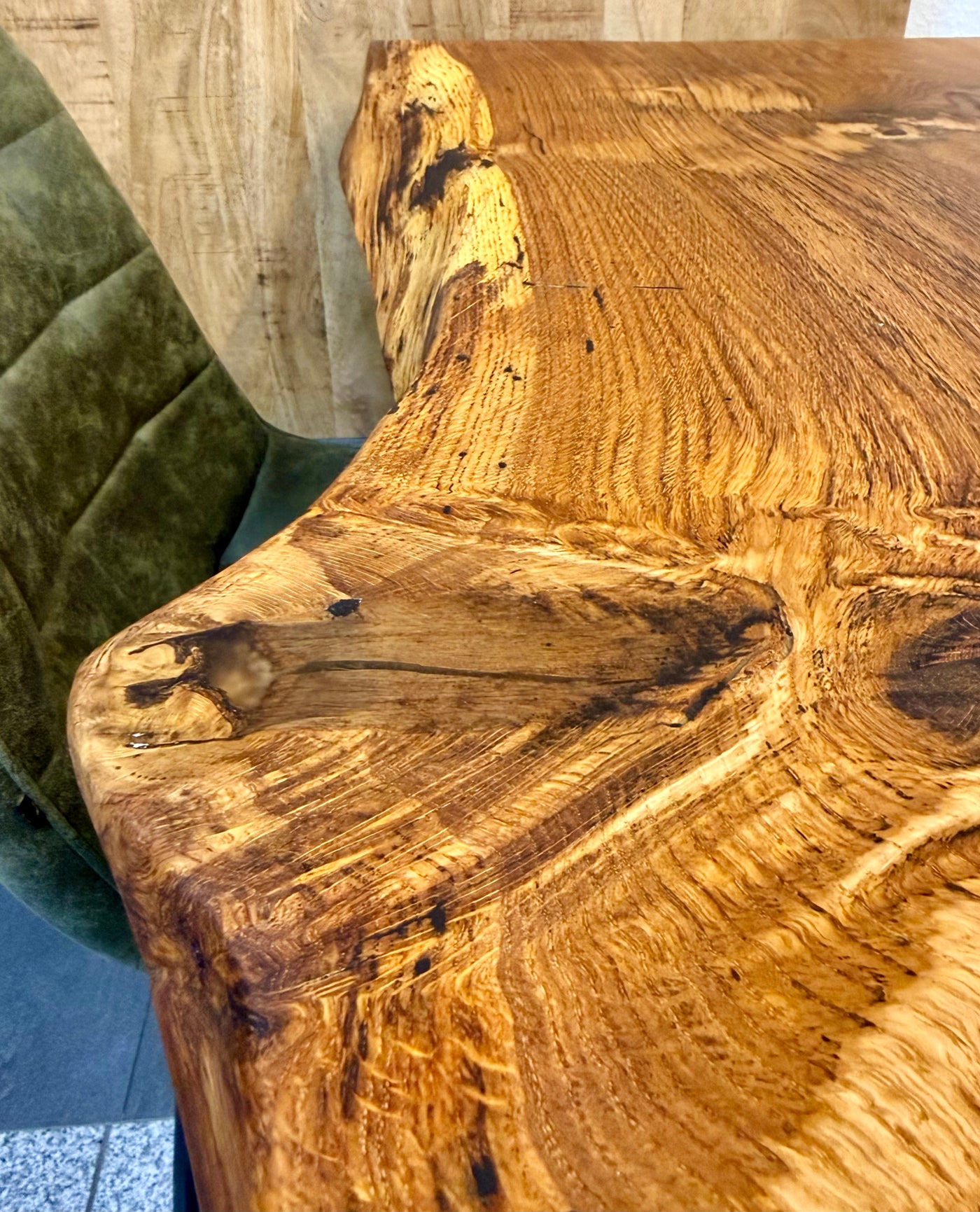 Epoxidharz Baumkante Esstisch Wildeiche 160 cm mit Gestell Wange
