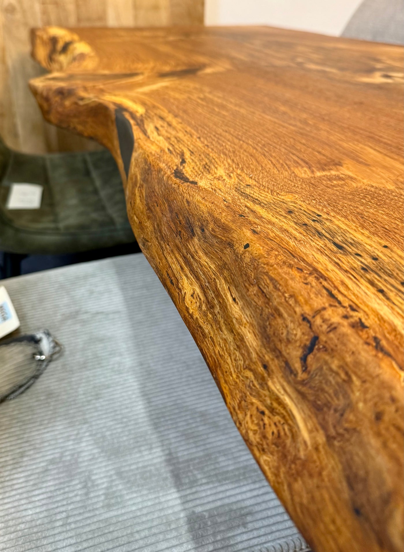 Epoxidharz Baumkante Esstisch Wildeiche 160 cm mit Gestell Wange
