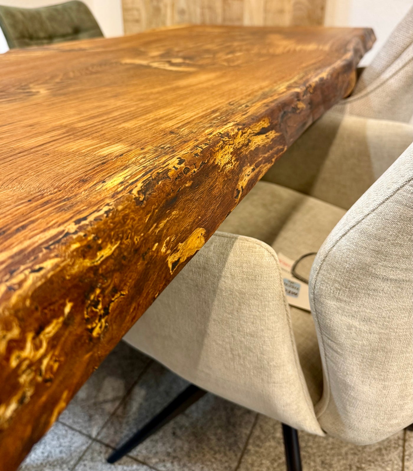 Epoxidharz Baumkante Esstisch Wildeiche 160 cm mit Gestell Wange