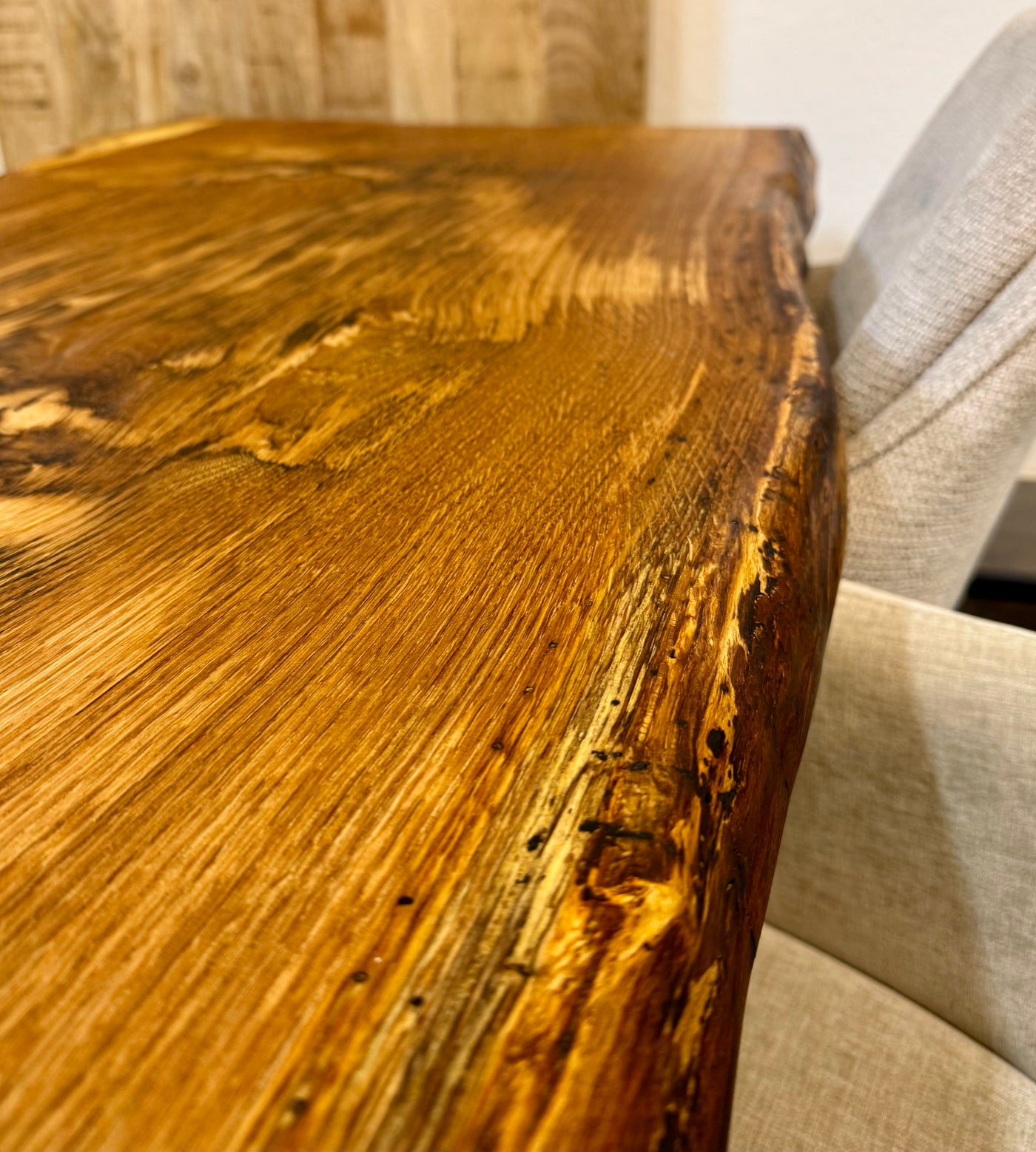 Epoxidharz Baumkante Esstisch Wildeiche 160 cm mit Gestell Wange