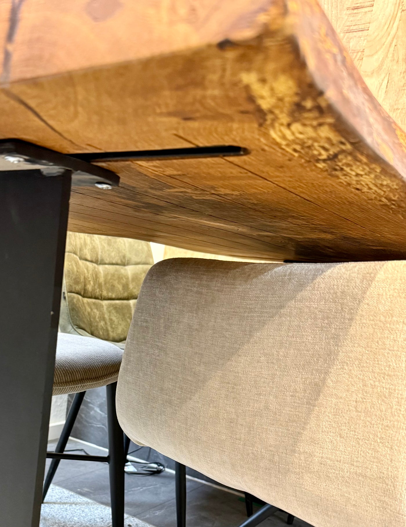 Epoxidharz Baumkante Esstisch Wildeiche 160 cm mit Gestell Wange