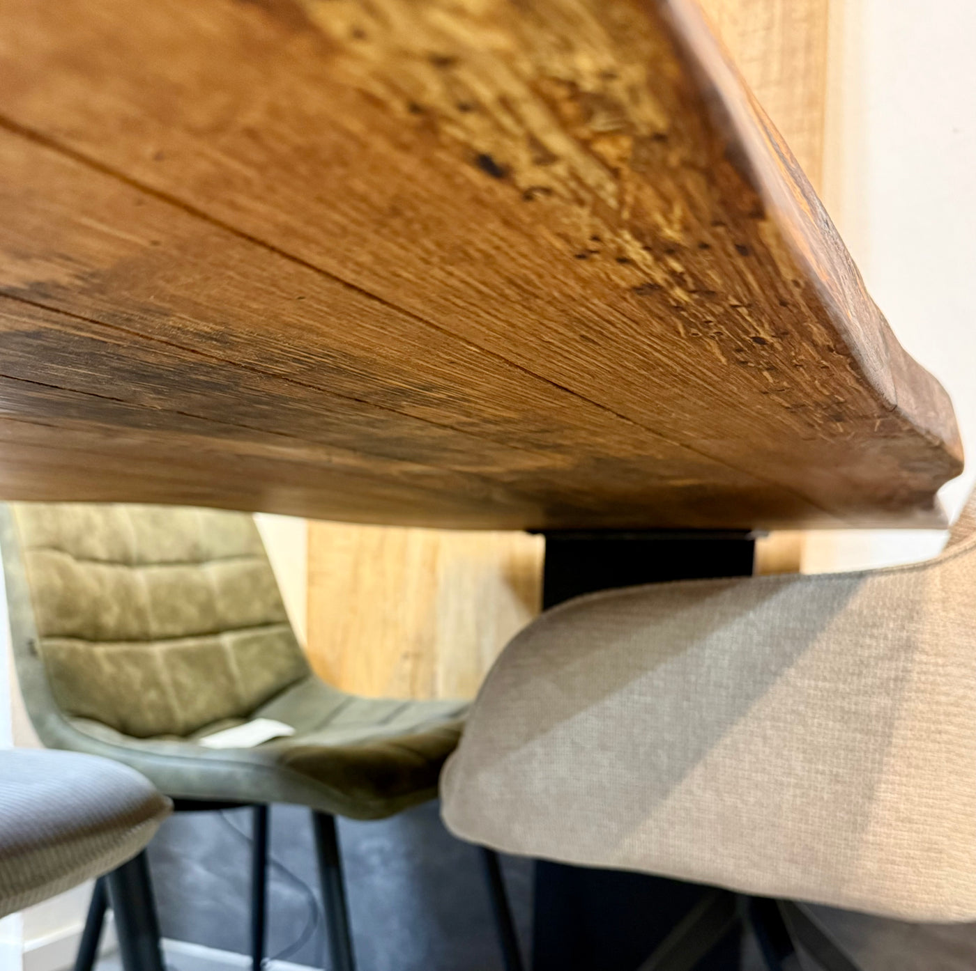 Epoxidharz Baumkante Esstisch Wildeiche 160 cm mit Gestell Wange