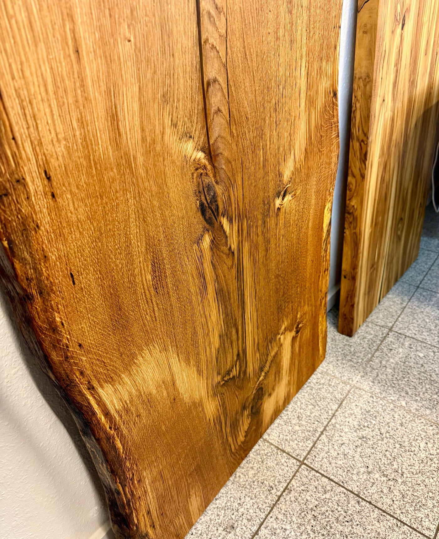 Epoxidharz Baumkante Esstisch Wildeiche 140 cm mit Spider Gestell