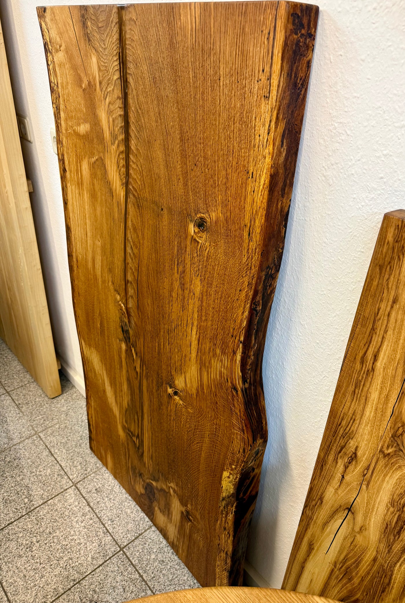 Epoxidharz Baumkante Esstisch Wildeiche 140 cm mit Spider Gestell