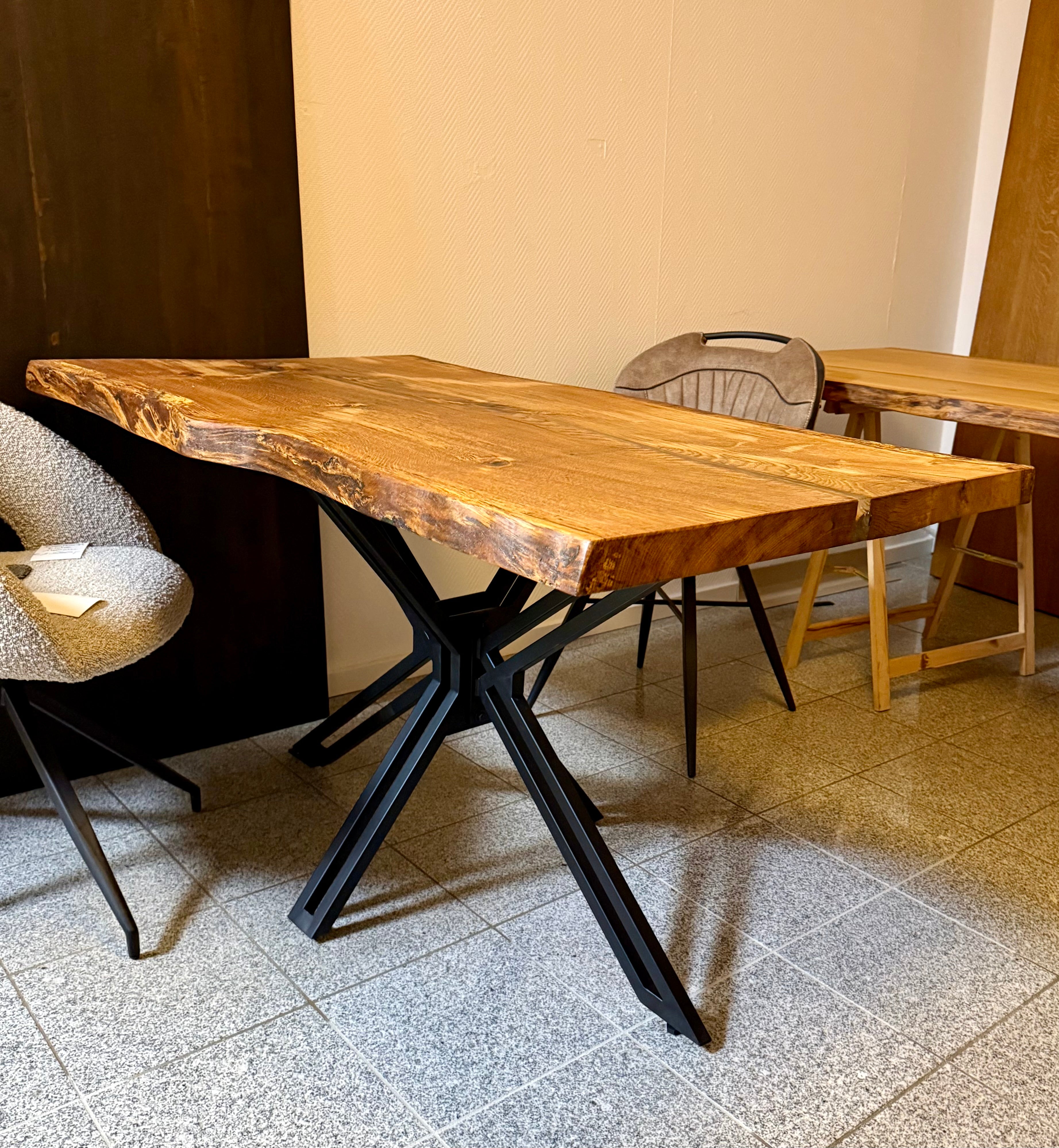 Epoxidharz Baumkante Esstisch Wildeiche 140 cm mit Spider Gestell