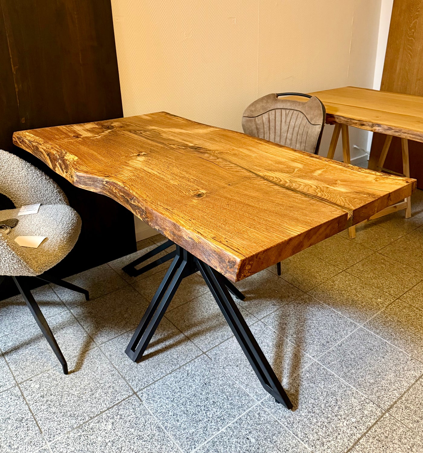 Epoxidharz Baumkante Esstisch Wildeiche 140 cm mit Spider Gestell