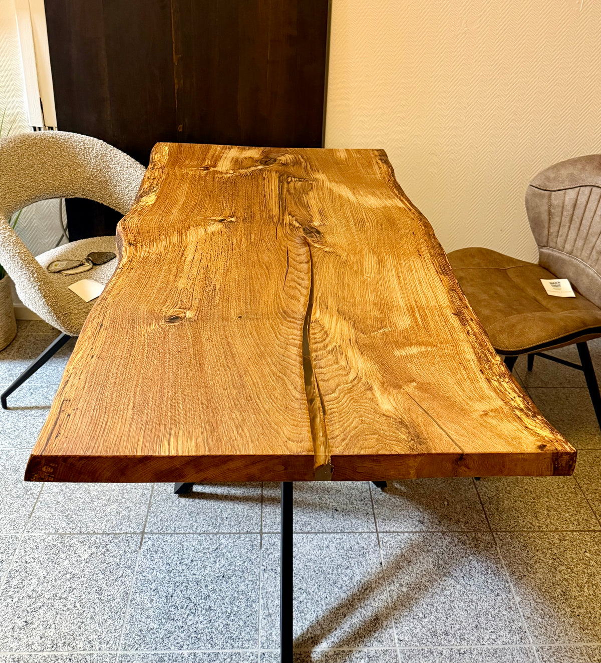 Epoxidharz Baumkante Esstisch Wildeiche 140 cm mit Spider Gestell — Megatische