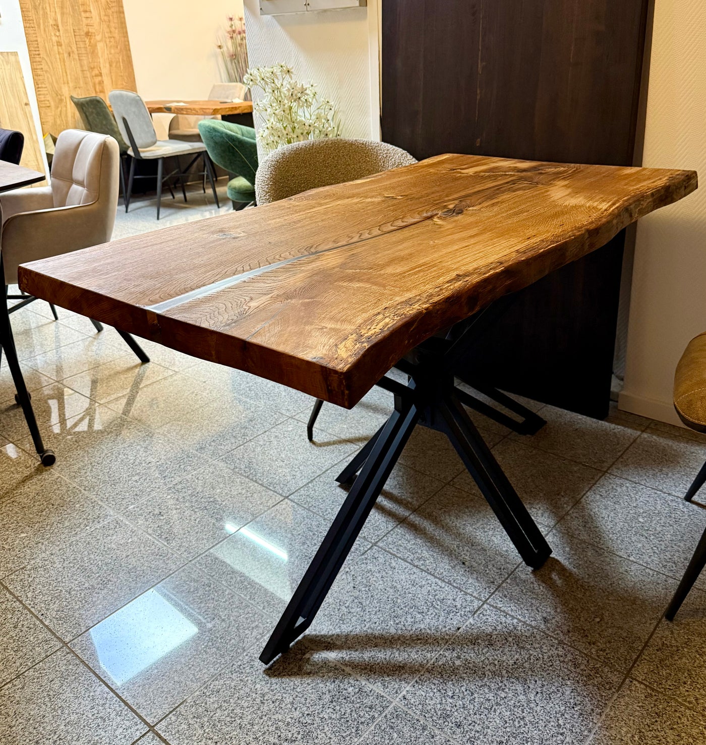 Epoxidharz Baumkante Esstisch Wildeiche 140 cm mit Spider Gestell