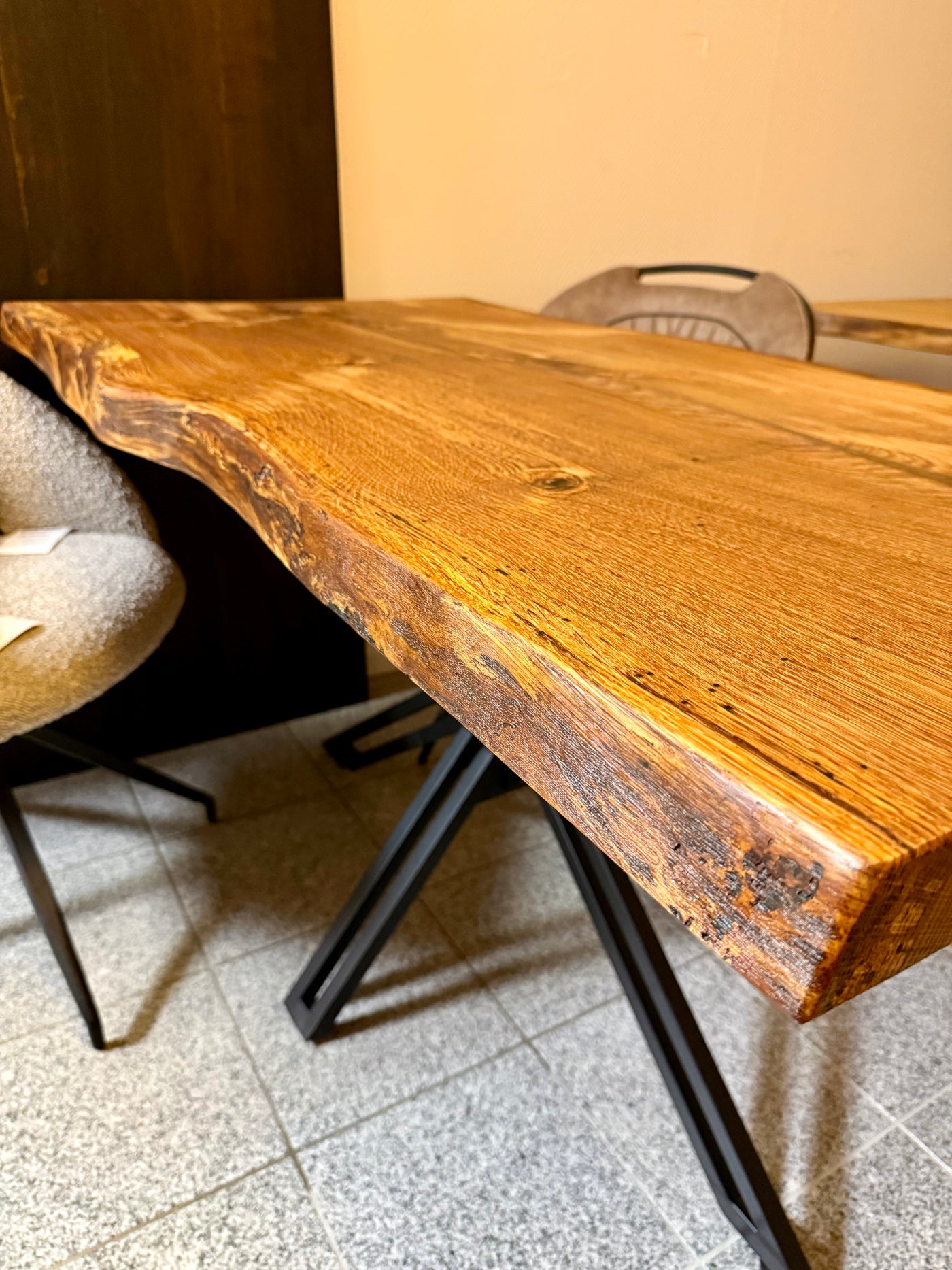 Epoxidharz Baumkante Esstisch Wildeiche 140 cm mit Spider Gestell