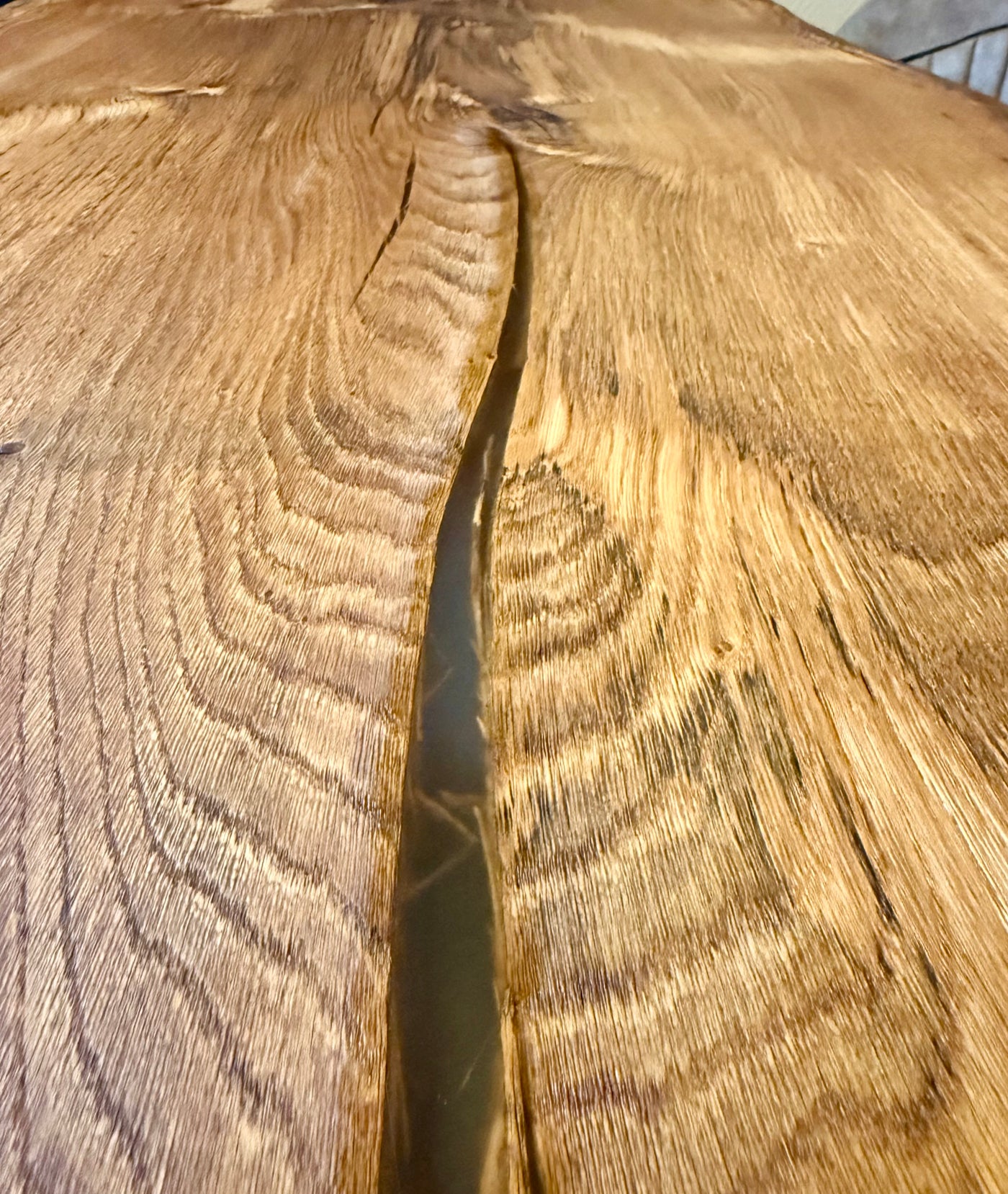 Epoxidharz Baumkante Esstisch Wildeiche 140 cm mit Spider Gestell
