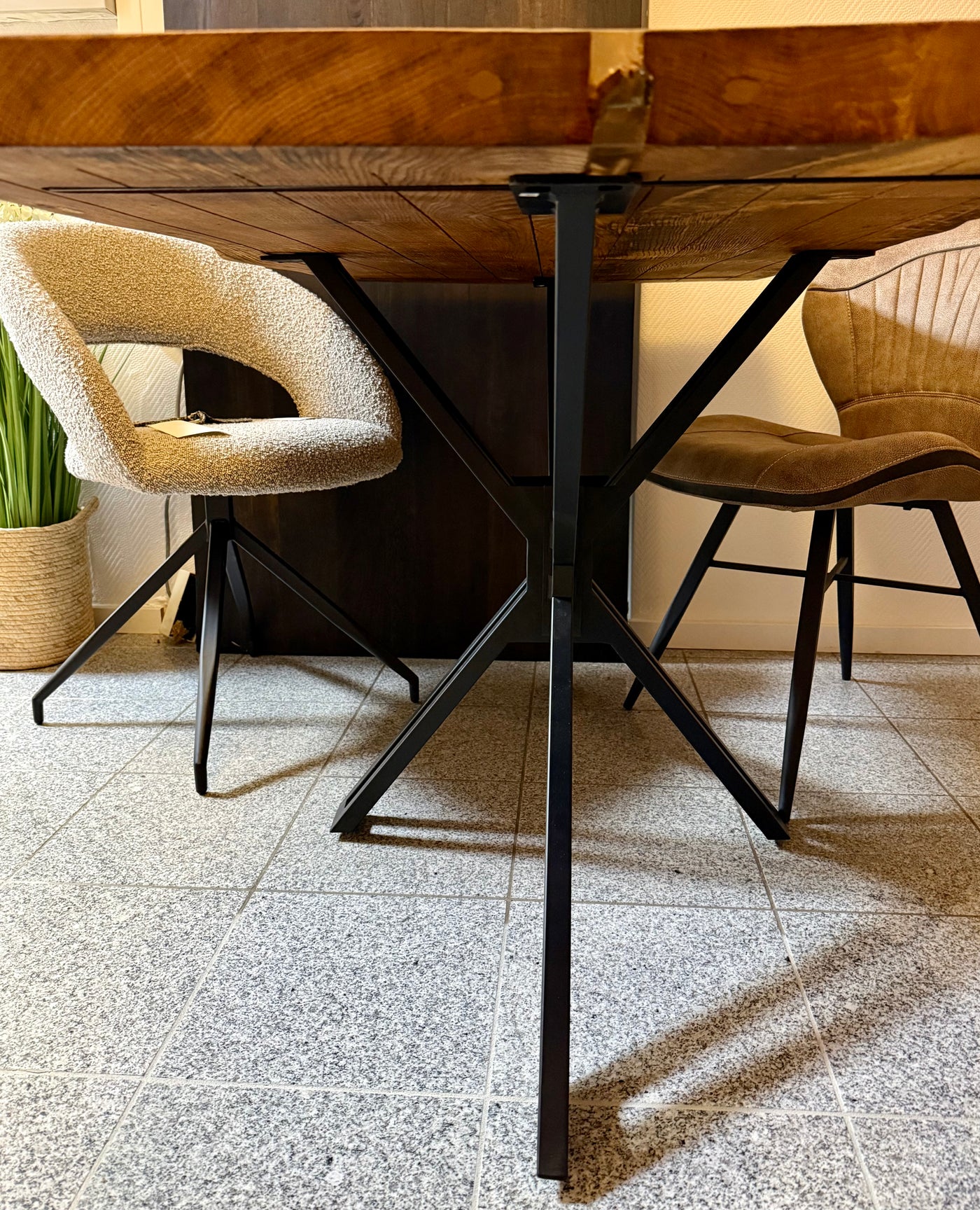 Epoxidharz Baumkante Esstisch Wildeiche 140 cm mit Spider Gestell