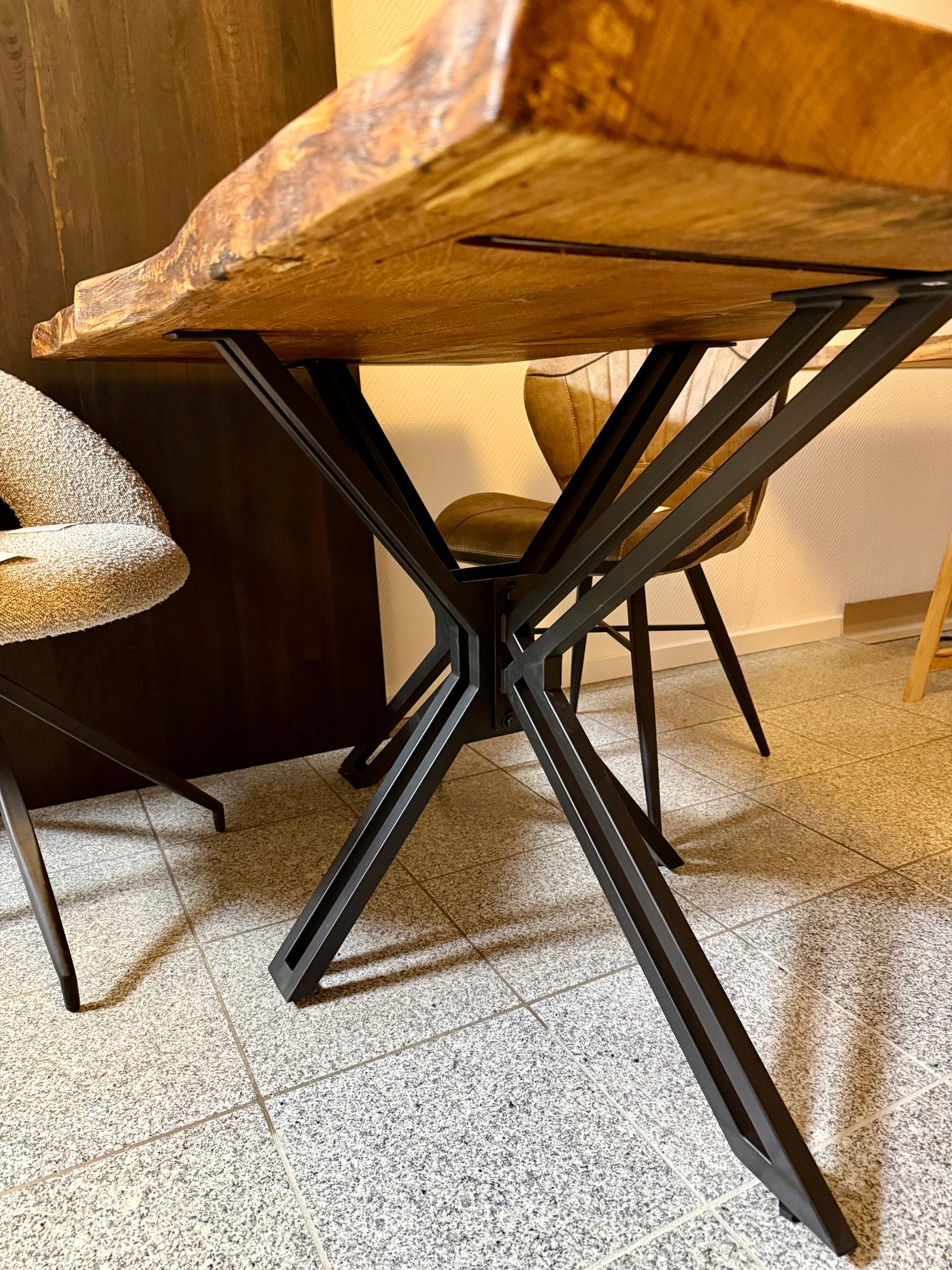 Epoxidharz Baumkante Esstisch Wildeiche 140 cm mit Spider Gestell