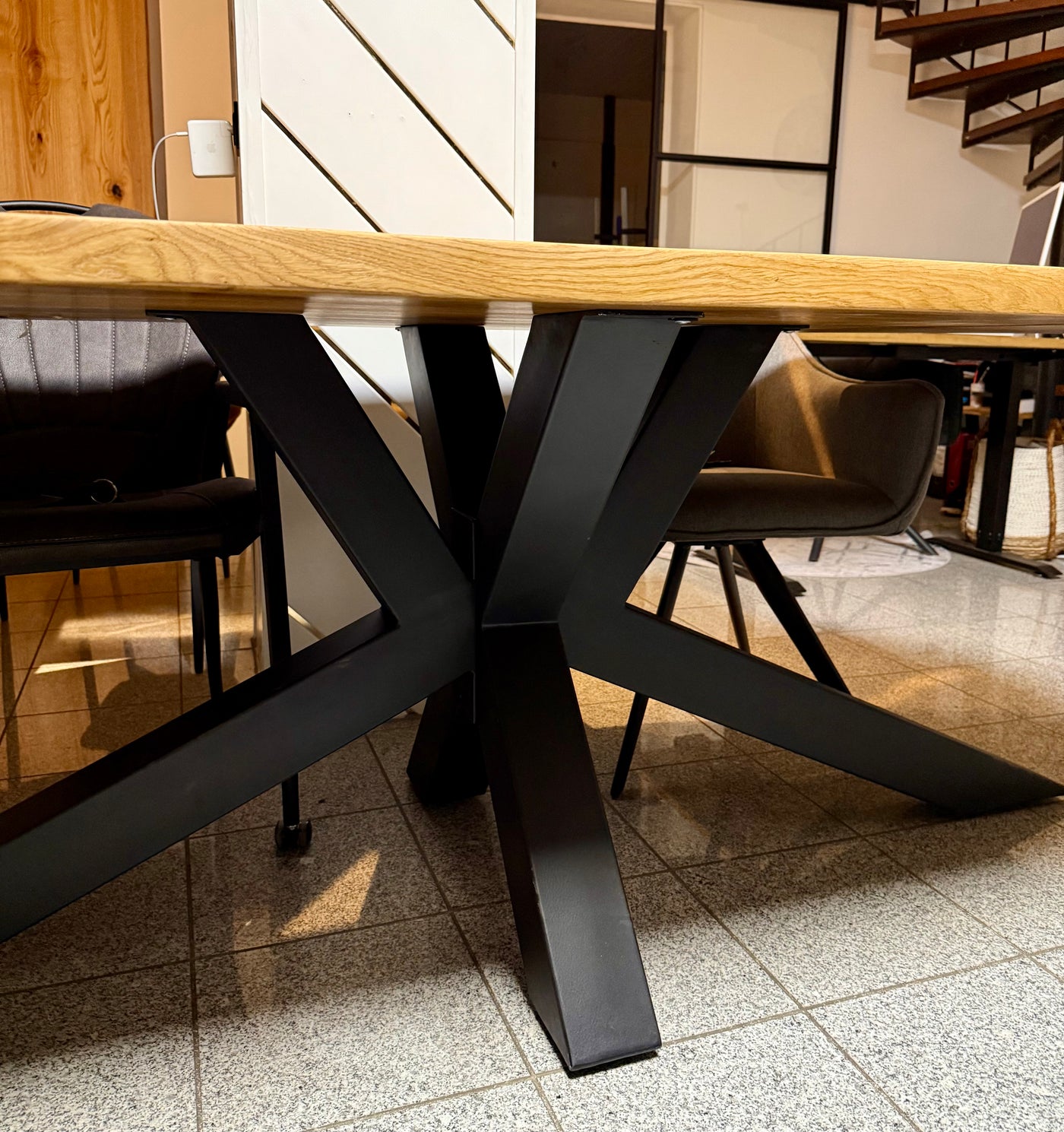 Esstisch Osnabrück Eiche massiv 200 cm in 4 cm Dicke Holz geölt mit Spider Metall Gestell schwarz