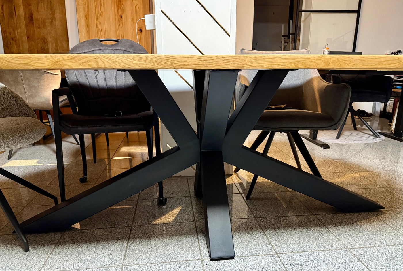 Esstisch Osnabrück Eiche massiv 200 cm in 4 cm Dicke Holz geölt mit Spider Metall Gestell schwarz
