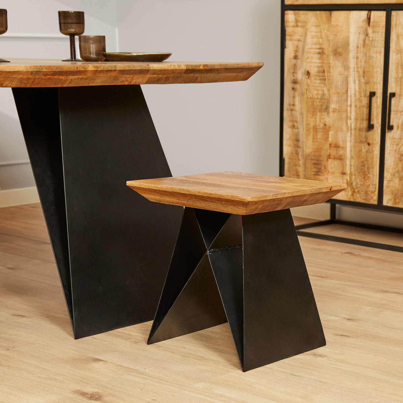 Esszimmer Sitzhocker Extreme Mango massiv "Schweizer Kante" mit Design Gestell