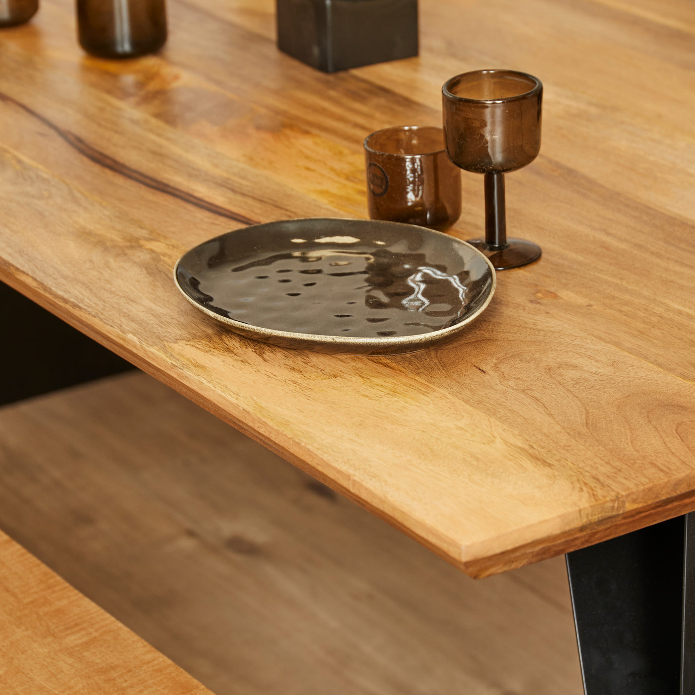 Table de salle à manger Extreme en manguier massif "bord suisse" avec piétement design en 3 tailles
