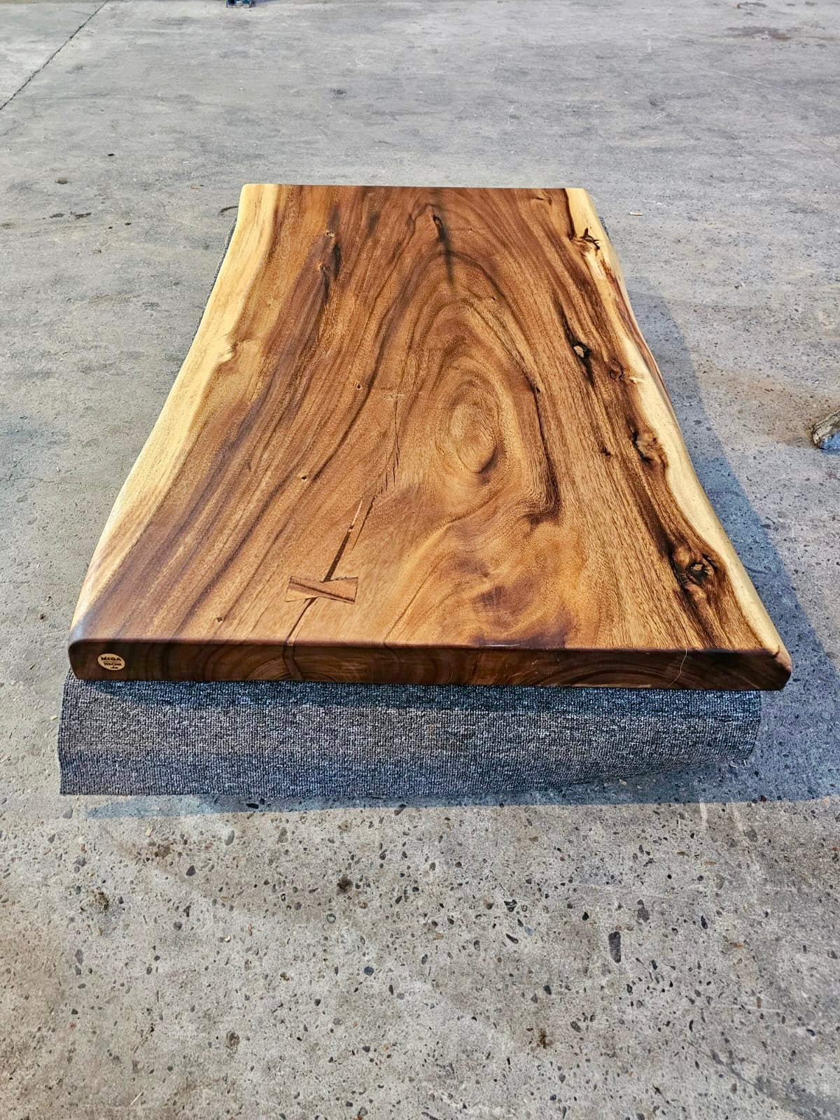 Plateau de table en bois de Suar massif Mammut 120 de long et 8 cm, huilé