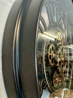 Lade das Bild in den Galerie-Viewer, Wanduhr Zahnrad Berlin Zählwerk Animation schwarz 55 cm
