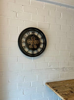 Lade das Bild in den Galerie-Viewer, Wanduhr Zahnrad Berlin Zählwerk Animation schwarz 55 cm
