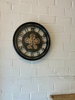 Lade das Bild in den Galerie-Viewer, Wanduhr Zahnrad Berlin Zählwerk Animation schwarz 55 cm
