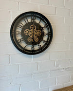 Lade das Bild in den Galerie-Viewer, Wanduhr Zahnrad Berlin Zählwerk Animation schwarz 55 cm
