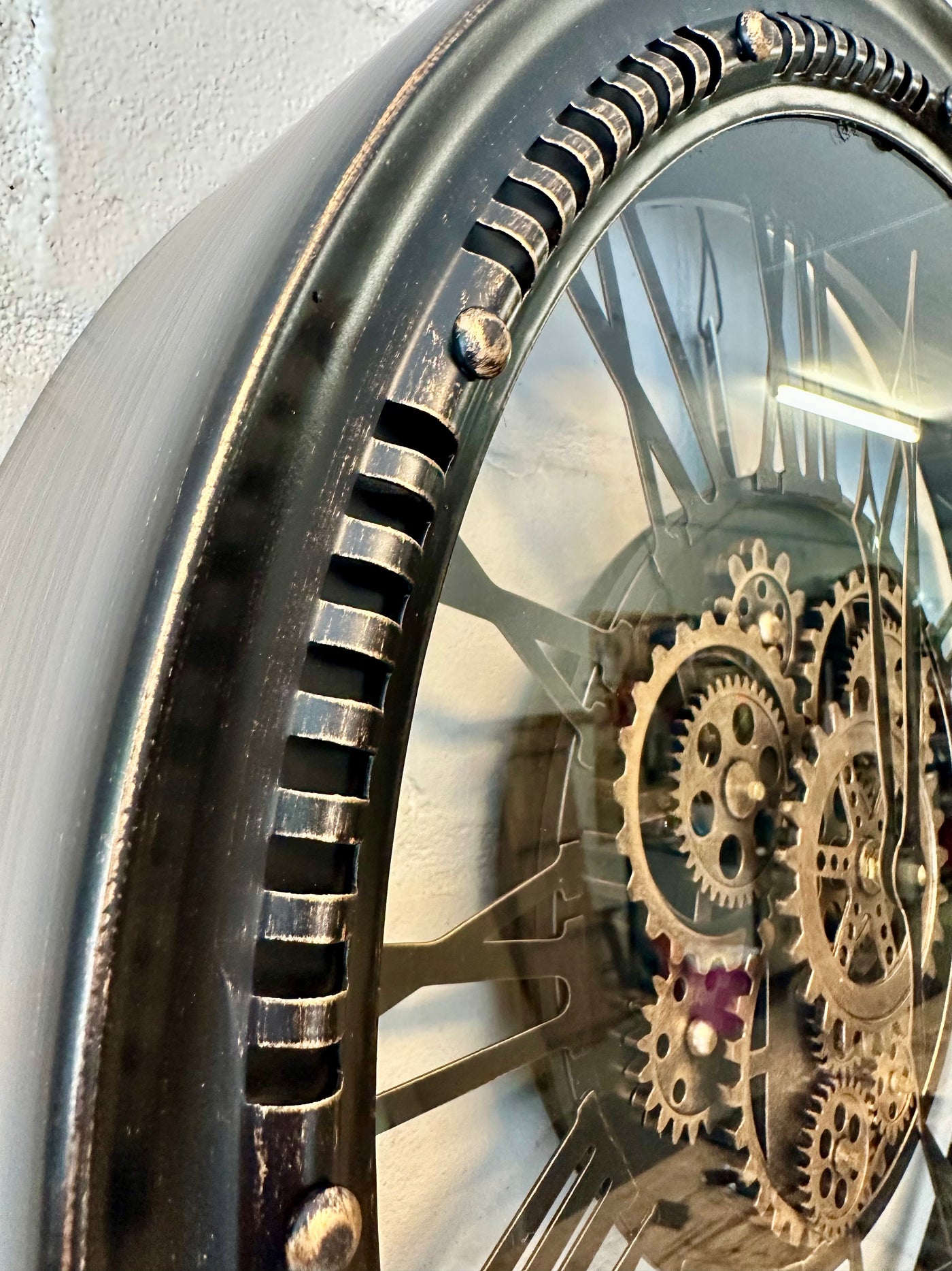 Wanduhr Chicago Zahnrad schwarz-gold Metall Zählwerk 55 cm
