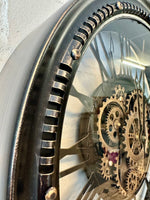 Lade das Bild in den Galerie-Viewer, Wanduhr Chicago Zahnrad schwarz-gold Metall Zählwerk 53 cm
