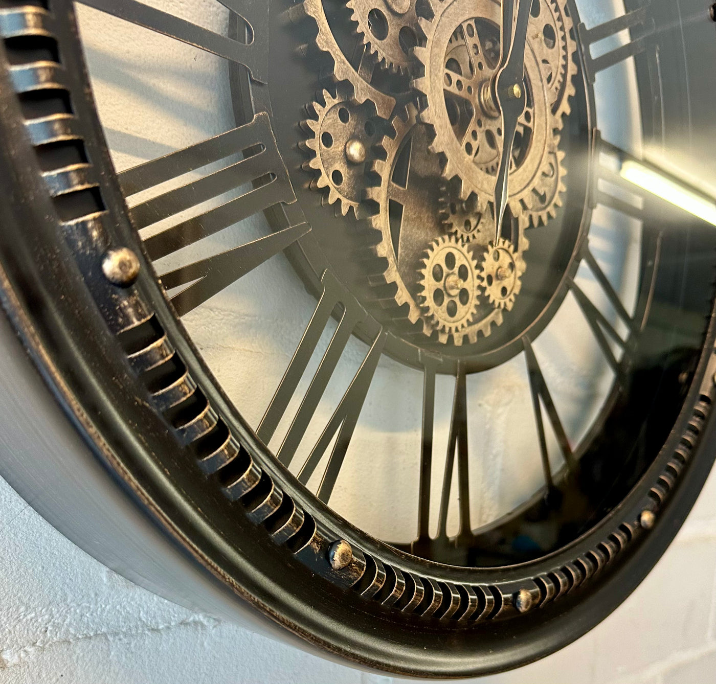 Wanduhr Chicago Zahnrad schwarz-gold Metall Zählwerk 55 cm