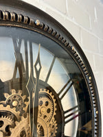 Lade das Bild in den Galerie-Viewer, Wanduhr Chicago Zahnrad schwarz-gold Metall Zählwerk 53 cm
