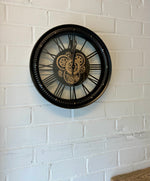 Lade das Bild in den Galerie-Viewer, Wanduhr Chicago Zahnrad schwarz-gold Metall Zählwerk 53 cm
