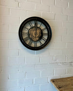 Lade das Bild in den Galerie-Viewer, Wanduhr Chicago Zahnrad schwarz-gold Metall Zählwerk 53 cm
