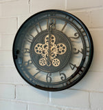 Lade das Bild in den Galerie-Viewer, Wanduhr Zahnrad Berlin Zählwerk Animation schwarz 55 cm
