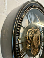 Lade das Bild in den Galerie-Viewer, Wanduhr Chicago Zahnrad schwarz-gold Metall Zählwerk 53 cm
