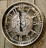Lade das Bild in den Galerie-Viewer, 70 cm Wanduhr Zahnrad Berlin Zählwerk Animation silber grau
