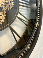 Lade das Bild in den Galerie-Viewer, Wanduhr Chicago Zahnrad schwarz-gold Metall Zählwerk 53 cm
