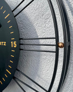 Lade das Bild in den Galerie-Viewer, Große Wanduhr QUARTZ Industrie Stil Zahnrad Zählwerk 62 cm Schwarz matt gold
