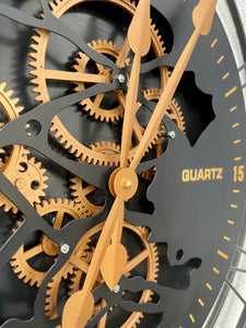 Große Wanduhr QUARTZ Industrie Stil Zahnrad Zählwerk 62 cm Schwarz matt gold