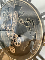 Lade das Bild in den Galerie-Viewer, 80 cm Weltkarte Wanduhr Zahnrad schwarz gold beweglich mit Zahnrädern
