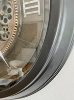 Lade das Bild in den Galerie-Viewer, 66 cm Wanduhr VENEDIG schwarz gold Industrial Metall Uhr Zahnrad bewegend
