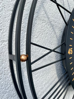 Lade das Bild in den Galerie-Viewer, Große Wanduhr QUARTZ Industrie Stil Zahnrad Zählwerk 62 cm Schwarz matt gold
