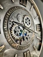Lade das Bild in den Galerie-Viewer, Leeds 59 cm Wanduhr Zahnrad Zählwerk Animation silber grau
