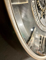 Lade das Bild in den Galerie-Viewer, Leeds 59 cm Wanduhr Zahnrad Zählwerk Animation silber grau
