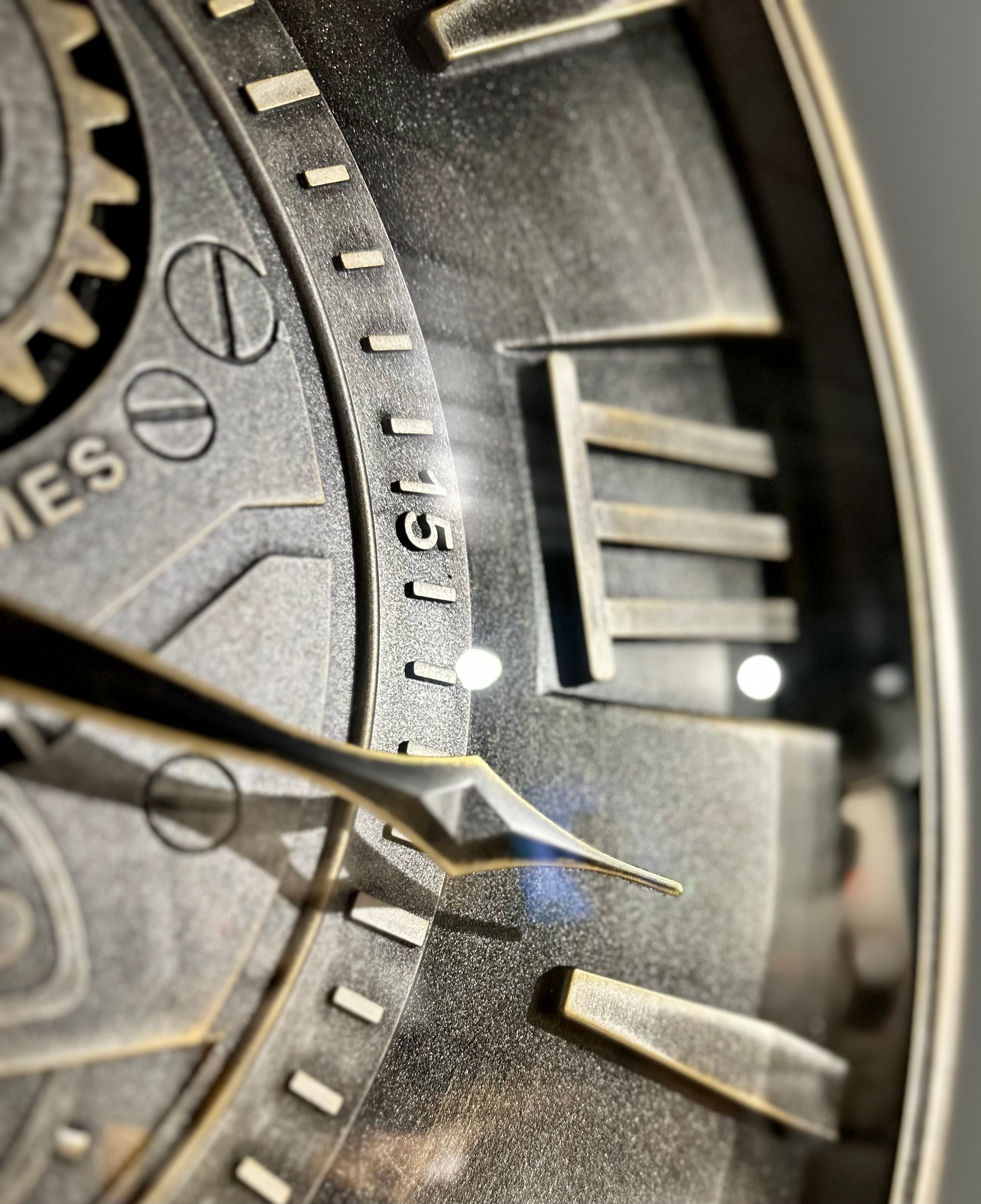 Leeds 59 cm Wanduhr Zahnrad Zählwerk Animation silber grau