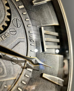 Lade das Bild in den Galerie-Viewer, Leeds 59 cm Wanduhr Zahnrad Zählwerk Animation silber grau
